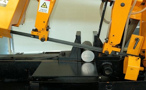 宜丰数控带锯床自动送料精度会出现偏差吗？