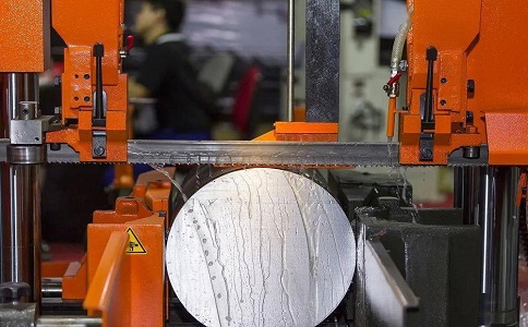 宜丰立式金属带锯床切削出现跑带故障解决方法！